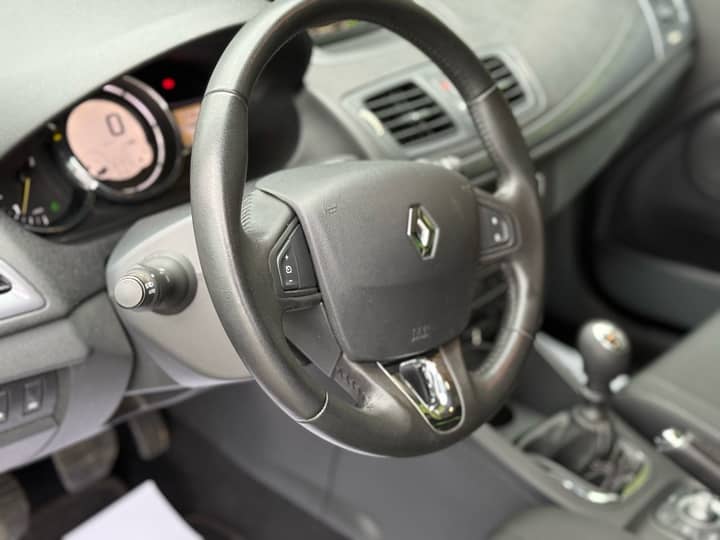 Slika prikazuje unutrašnjost vozila (volan i instrument ploča).