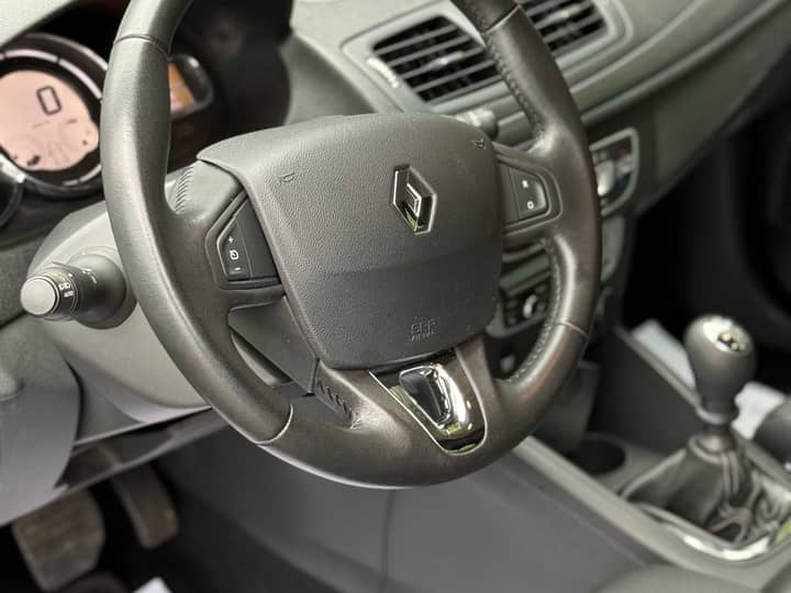 Slika prikazuje unutrašnjost vozila (volan i instrument ploča).