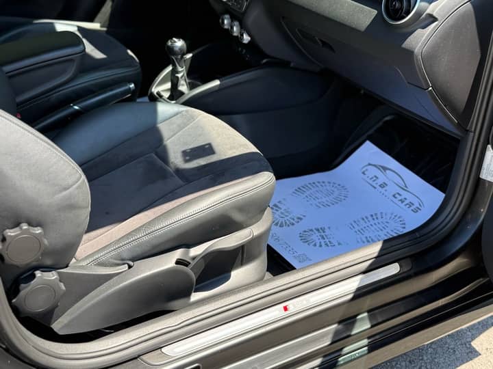 Slika prikazuje unutrašnjost vozila (prednje sjedalo i srednji dio ambijenta).