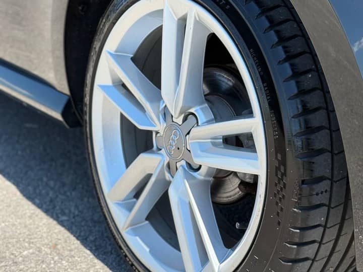 Slika prikazuje vanjski dio automobila, kotač.