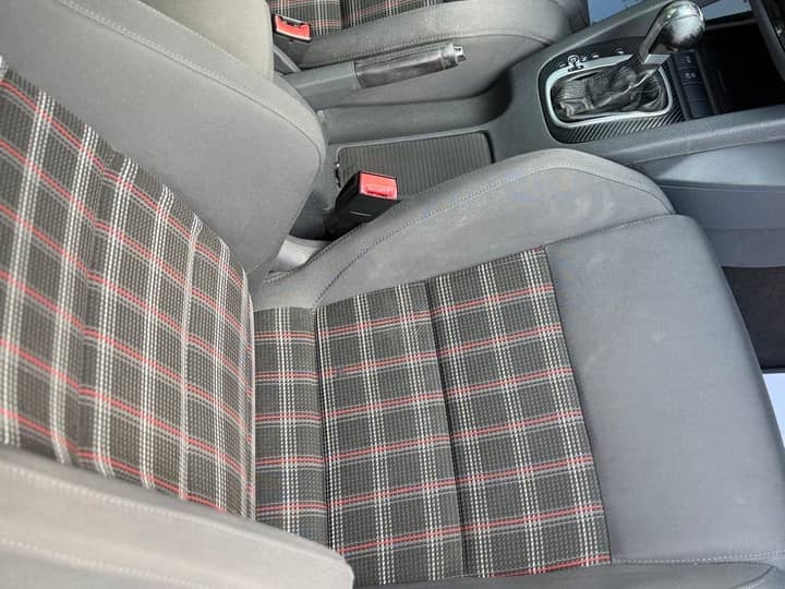 Slika prikazuje unutrašnjost vozila (sjedala i volan).