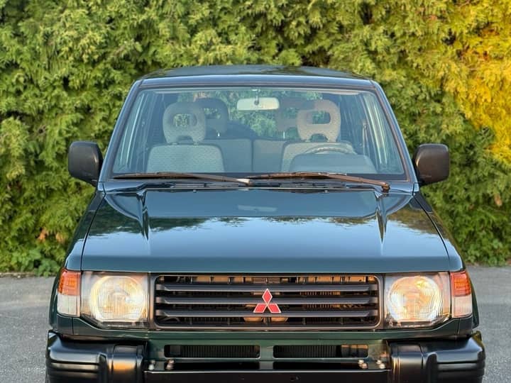 Slika prikazuje vanjski izgled vozila (prednji pogled).