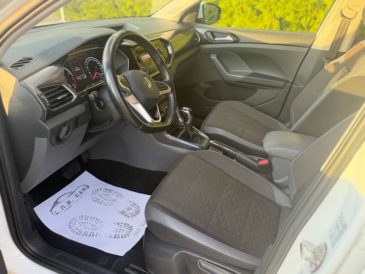 Slika prikazuje unutrašnjost vozila (volan i sjedala).