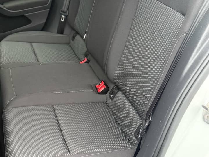 Slika prikazuje unutrašnjost vozila – stražnja klupa.