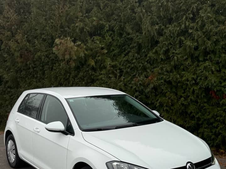 Slika prikazuje vanjski dio vozila, eksterijer.