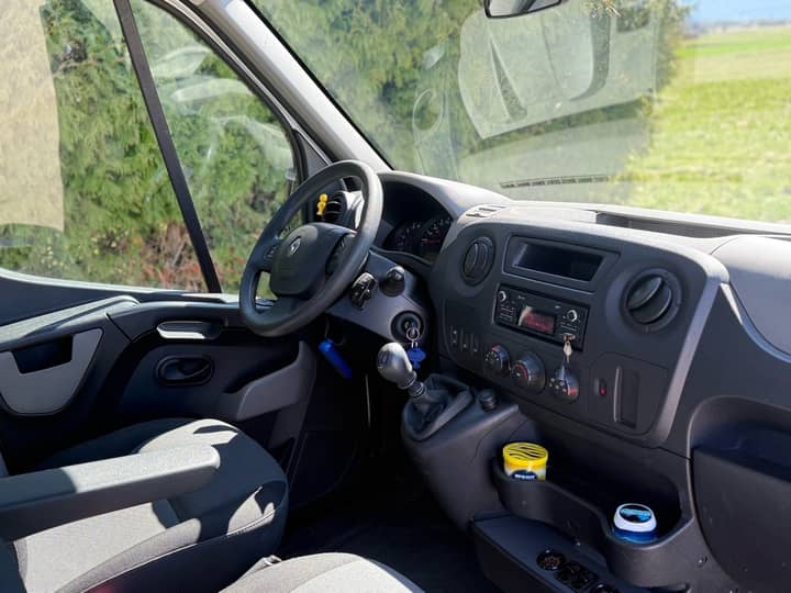 Slika prikazuje unutrašnjost vozila (volan i instrument ploča).