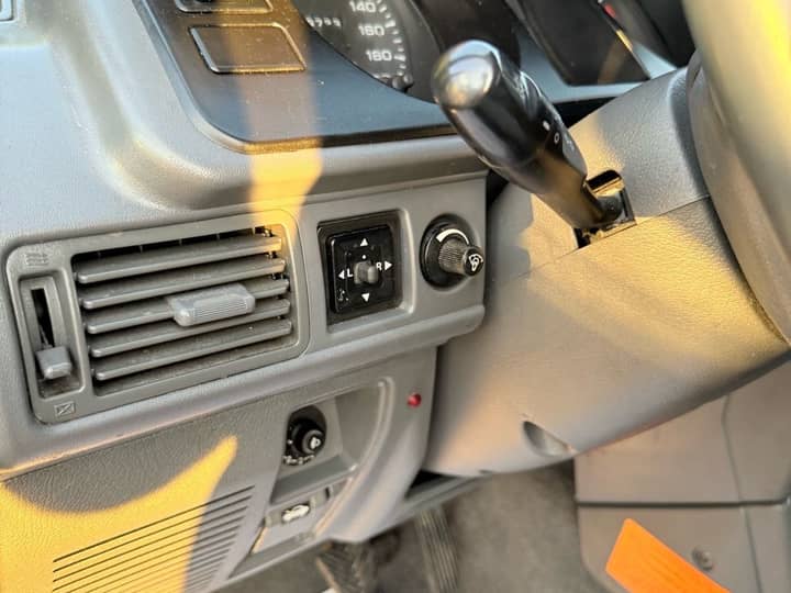 Slika prikazuje unutrašnjost vozila (volan i instrument ploča).