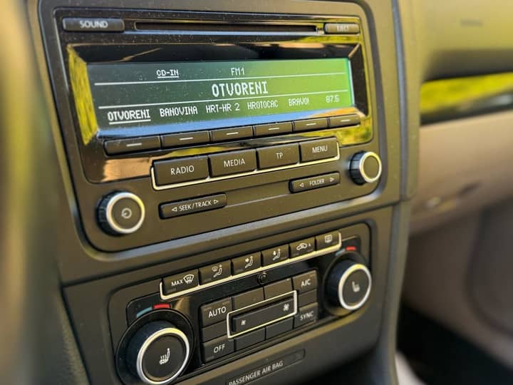 Slika prikazuje unutrašnjost vozila (instrument ploča i infotainment).