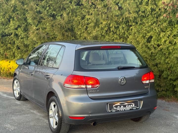 Slika prikazuje vanjski dio vozila, stražnji dio karoserije i svjetla.
