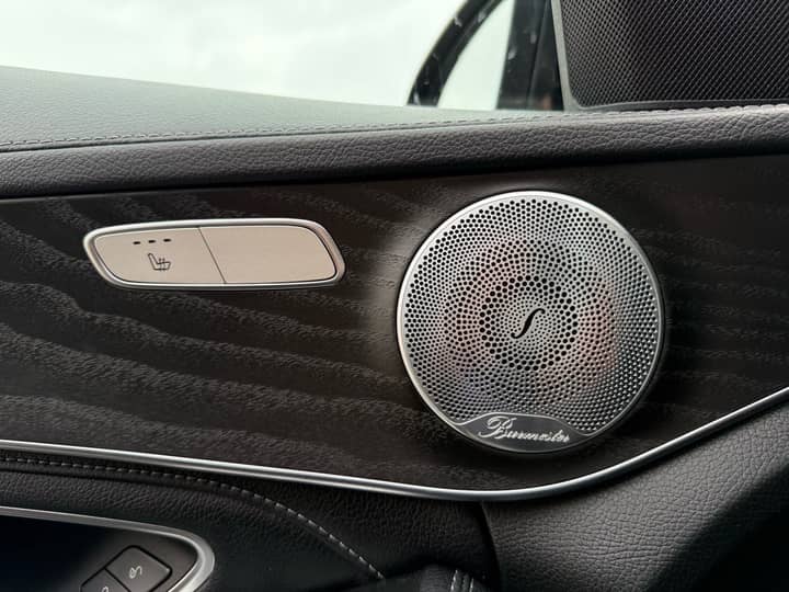 Slika prikazuje unutrašnjost vozila – panel vrata i zvučnik.