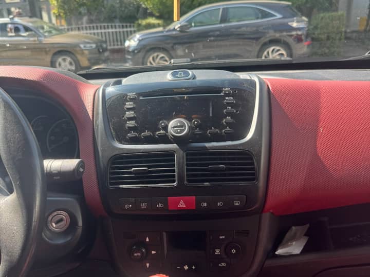 Slika prikazuje unutrašnjost vozila, fokus na instrument ploču.