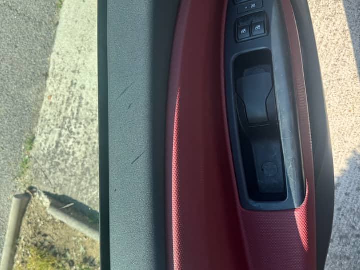 Slika prikazuje unutrašnjost vozila – panel vrata s kontrolama.
