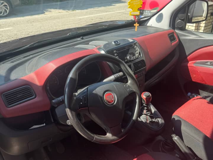 Slika prikazuje unutrašnjost vozila (volan i sjedala).