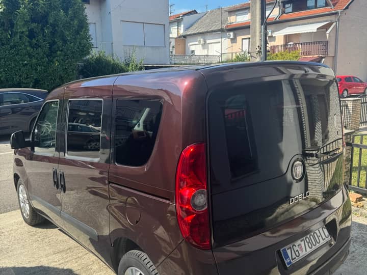 Slika prikazuje vanjsku karoseriju i stražnji dio vozila.