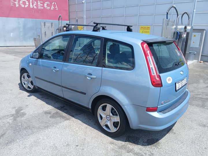 Slika prikazuje vanjski izgled vozila.