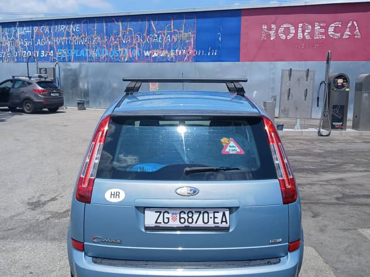 Slika prikazuje vanjski dio vozila – stražnji dio.