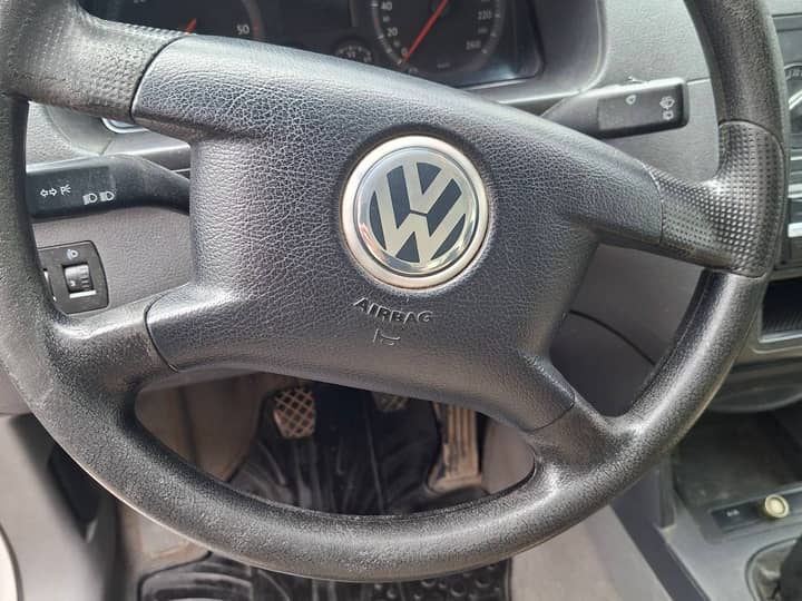 Slika prikazuje unutrašnjost vozila: volan i instrument ploče.