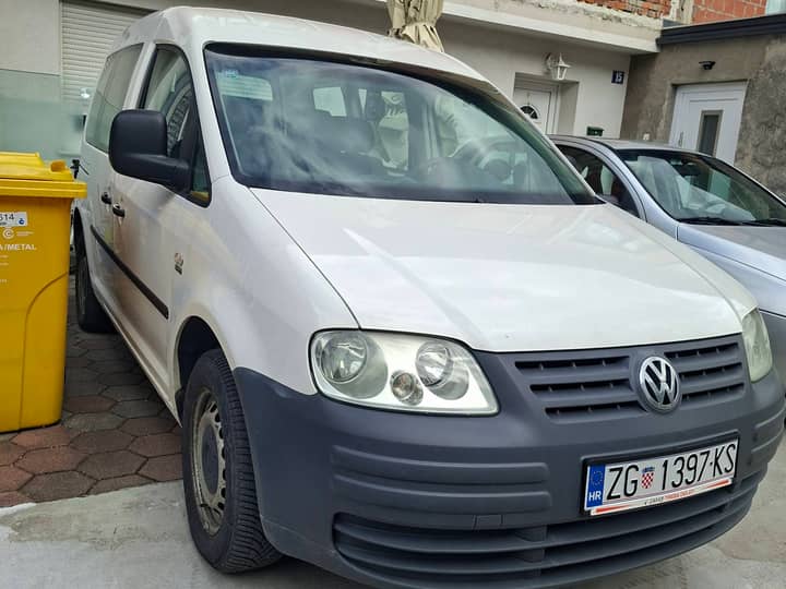 Slika prikazuje vanjski dio vozila (karoseriju i svjetla).