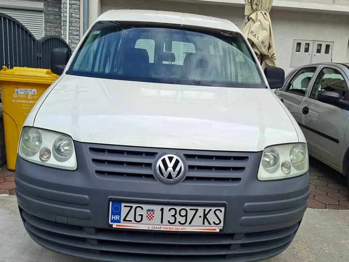 Slika prikazuje vanjski dio vozila (prednja karoserija).