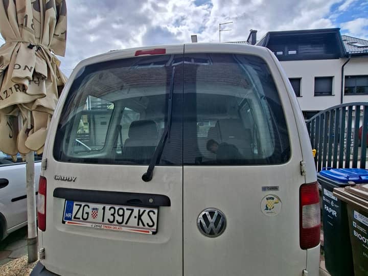 Slika prikazuje vanjsku, stražnju stranu vozila.
