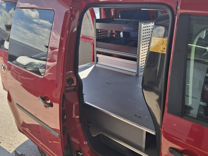 Slika prikazuje unutrašnjost vozila s policama i opremom.