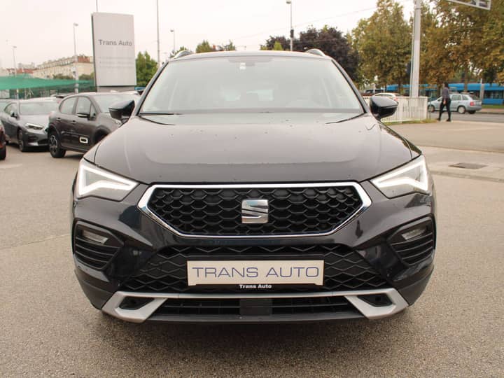 Slika prikazuje vanjsku karoseriju automobila s prednjim pogledom.
