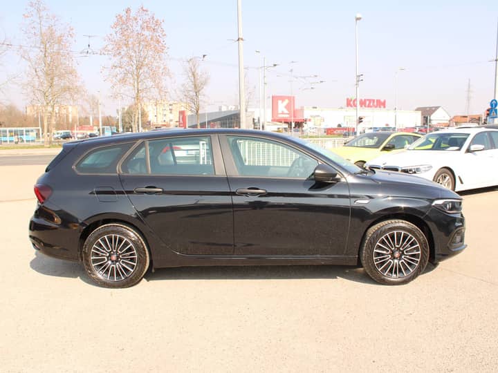 Slika prikazuje vanjsku karoseriju automobila.