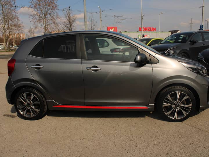 Slika prikazuje vanjski dio automobila.
