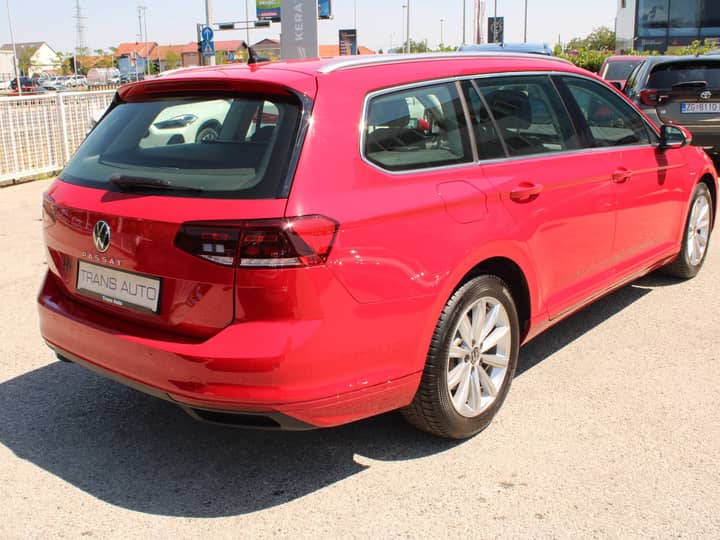 Slika prikazuje vanjsku karoseriju vozila i kotače.
