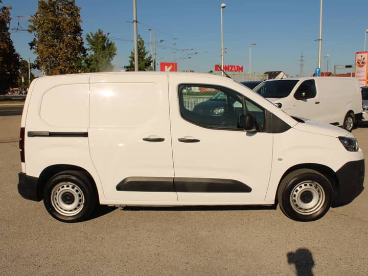 Slika prikazuje vanjski dio vozila.