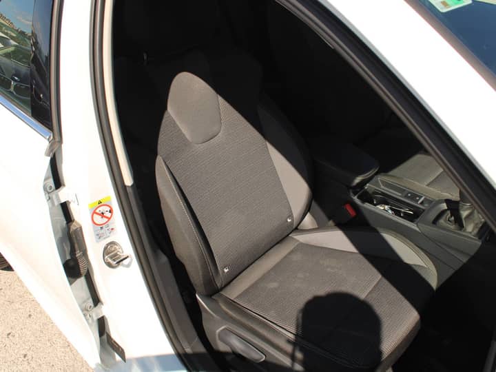 Slika prikazuje unutrašnjost vozila (prednje sjedalo).