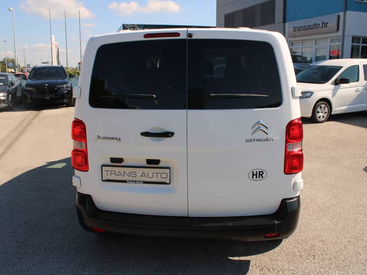 Slika prikazuje vanjski dio vozila, stražnje svjetlo i karoseriju.