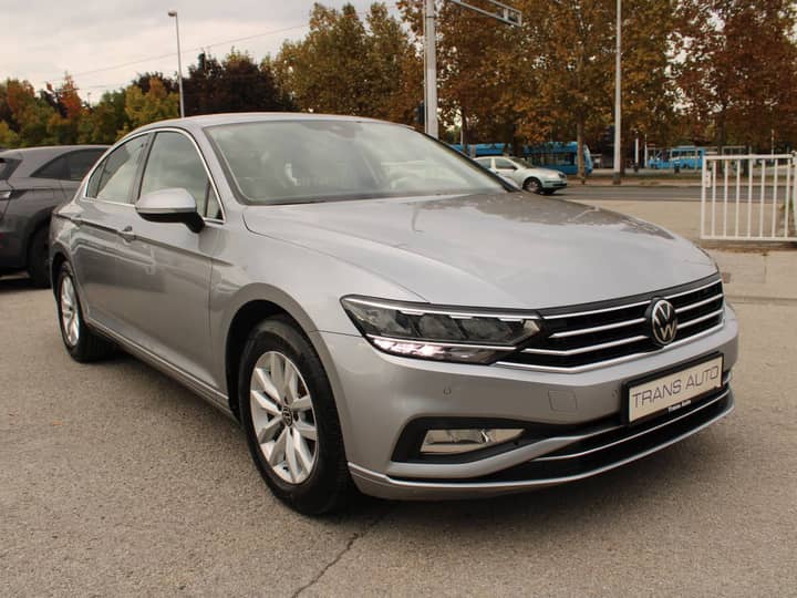 Slika prikazuje vanjsku karoseriju automobila.