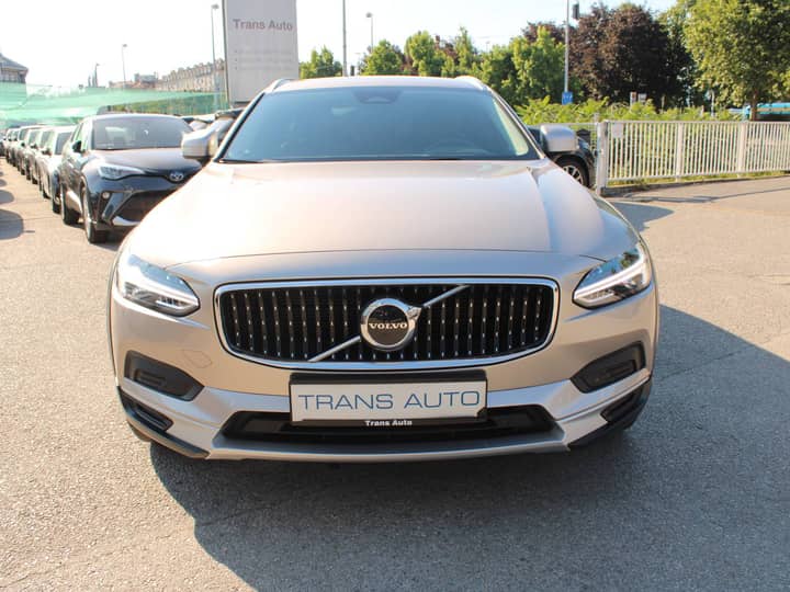 Slika prikazuje vanjštinu vozila, fokus na prednjem dijelu.
