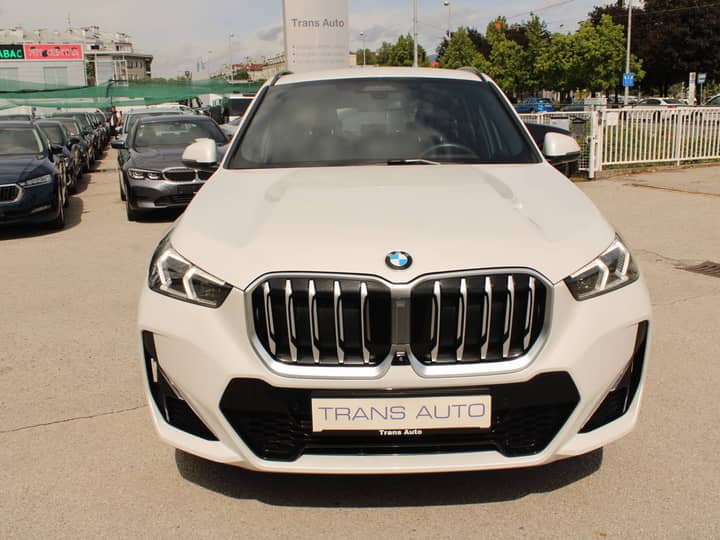 Slika prikazuje vanjsku karoseriju automobila, prednji dio.
