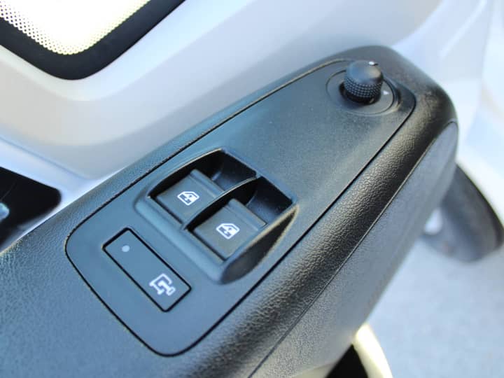 Slika prikazuje unutrašnjost vozila – panel gumbima.