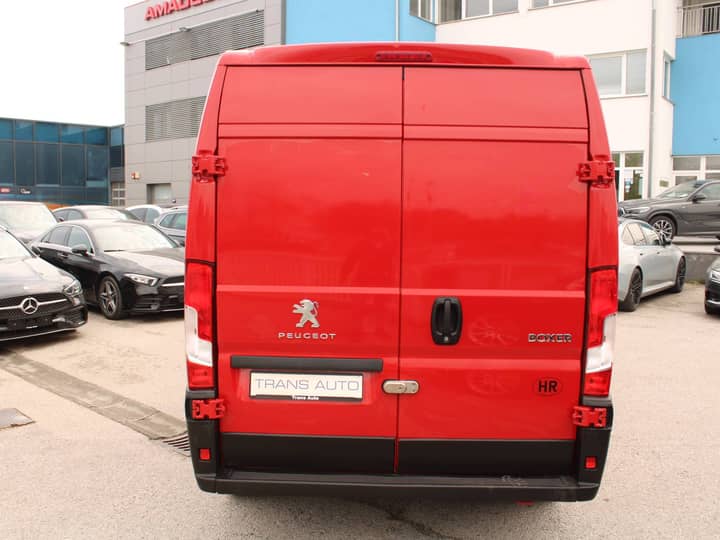 Slika prikazuje vanjsku stražnju stranu vozila.