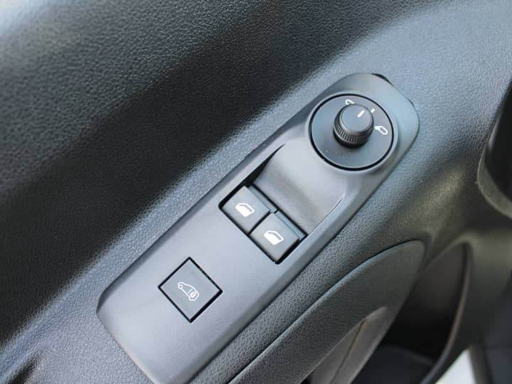 Slika prikazuje unutrašnjost vozila (panel kontrole).