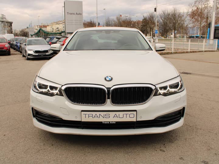 Slika prikazuje eksterijer vozila na parkingu.