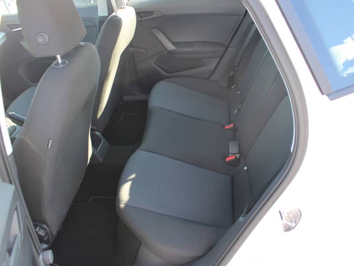 Slika prikazuje unutrašnjost putničkog prostora automobila.