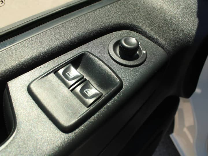 Slika prikazuje unutrašnjost vozila – panel prekidača prozora.