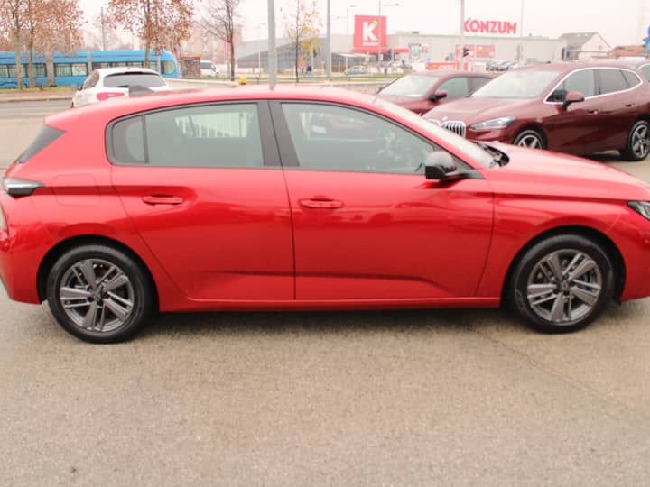 Slika prikazuje vanjski izgled automobila (eksterijer).
