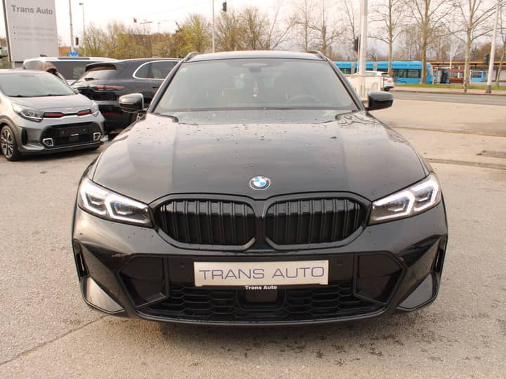 Slika prikazuje eksterijer automobila, prednji dio.