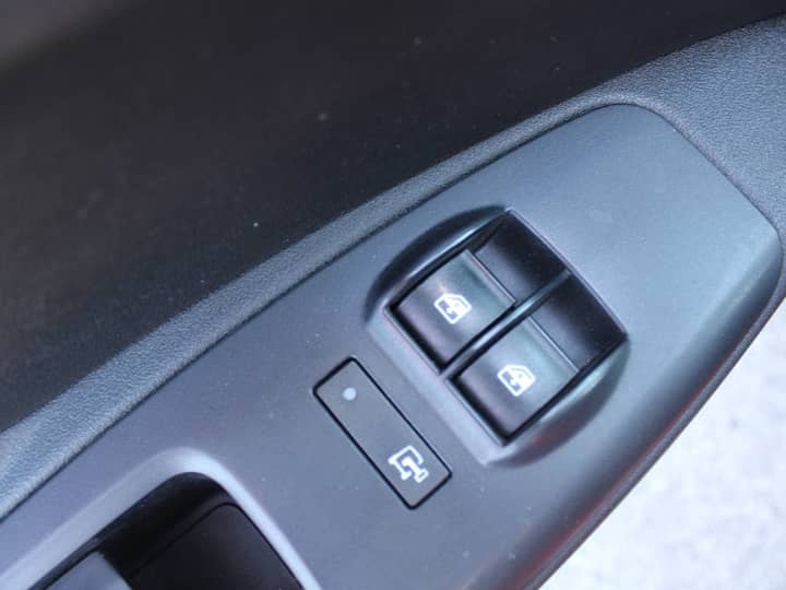 Slika prikazuje unutrašnjost vozila (panel prozora).