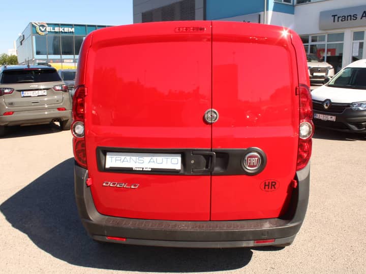 Slika prikazuje vanjski dio vozila (stražnji dio).