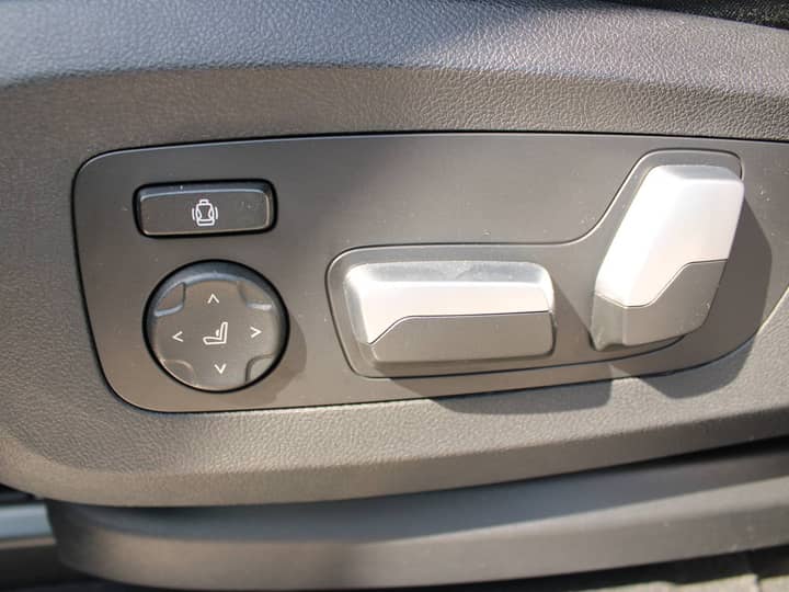 Slika prikazuje unutrašnjost vozila, panel za podešavanje sjedala.