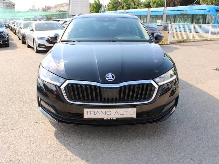 Slika prikazuje vanjsku karoseriju i prednji dio automobila.