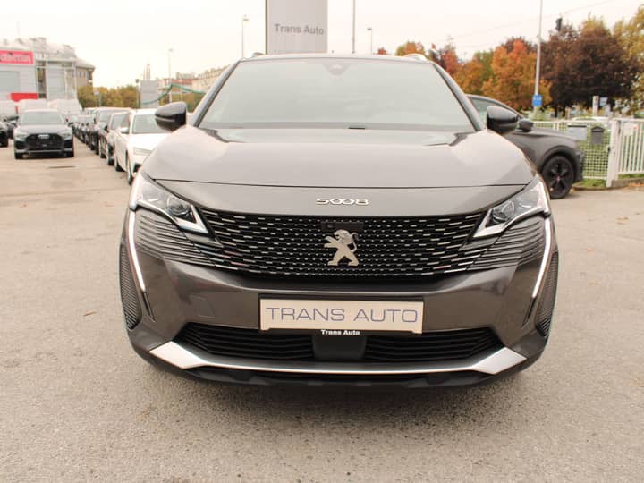 Slika prikazuje vanjski izgled automobila, prednji dio.