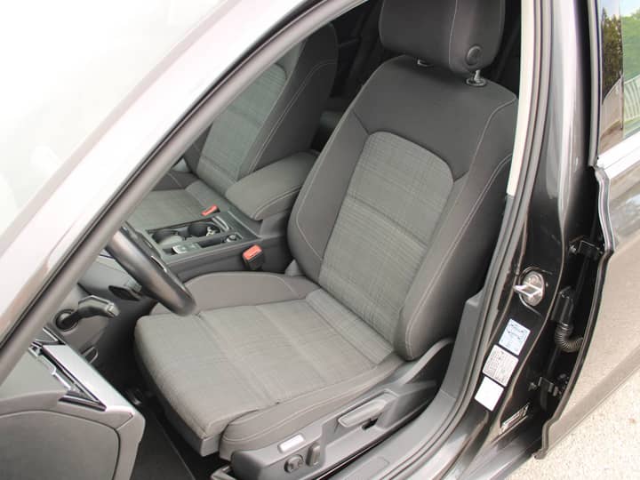 Slika prikazuje unutrašnjost vozila (volan i sjedala).
