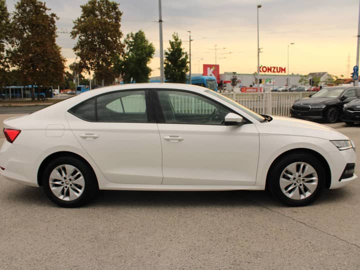 Slika prikazuje vanjski dio automobila.
